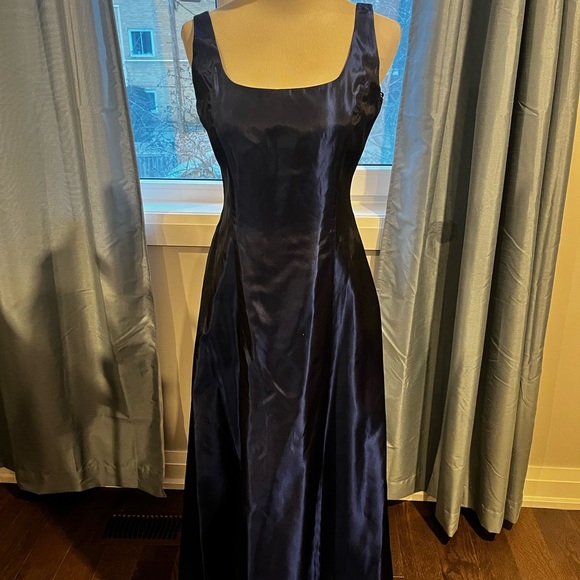 Algo taffeta gown - Picture 2 of 4
